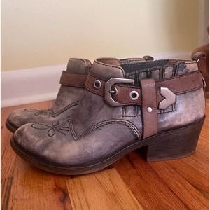 Naya Selma Gray Distressed Leather Buckle Accent Western Ankle Boots 5.5